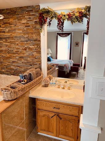 Love - Main floor bedroom | Badezimmer | Handtücher