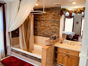 Love - Main floor bedroom | Bathroom - Centennial Inn Bed & Breakfast (Conneaut)