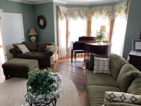 Lobby sitting area - Centennial Inn Bed & Breakfast (Conneaut)