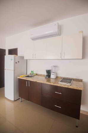 Réfrigérateur, blender, batterie de cuisine, vaisselle et ustensiles