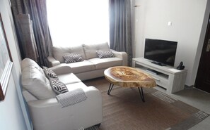 Junior Suite | Living area | 32-inch flat-screen TV with digital channels, TV - Hôtel Sultani (Kinshasa)