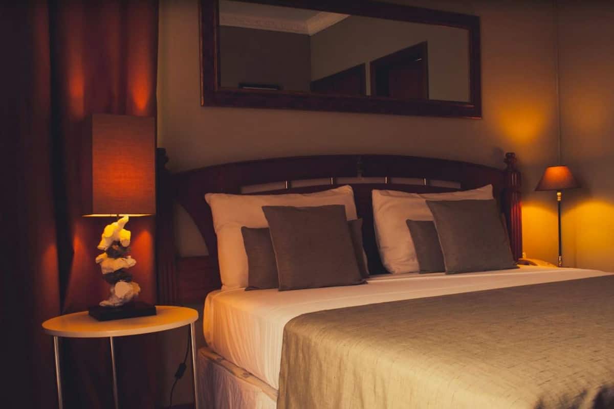 Suite Presidenziale, 2 camere da letto, angolo cottura | Una cassaforte in camera, una scrivania, tende oscuranti