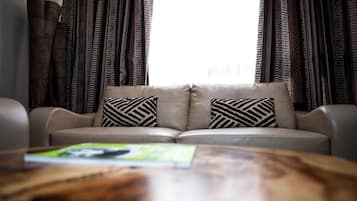 Junior Suite | Living area | 32-inch flat-screen TV with digital channels, TV