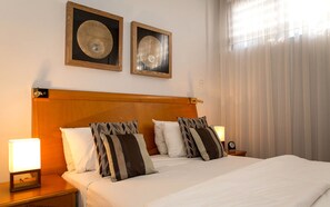 Junior Suite | In-room safe, desk, blackout curtains, free cots/infant beds - Hôtel Sultani (Kinshasa)