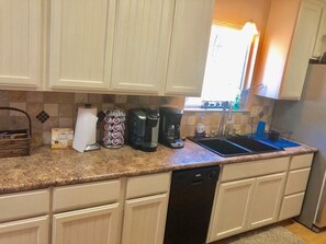 Microwave, dishwasher, coffee/tea maker, cookware/dishes/utensils - Sequoia National Forrest CabinG sleeps 16 (Posey)