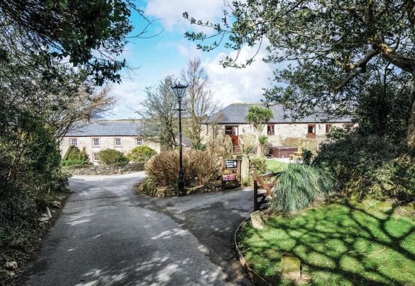 Property grounds - Huge converted mill, dog-friendly with two hot tubs - sleeps 16 (Newquay)