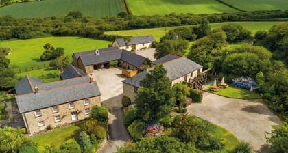 Huge converted mill, dog-friendly with two hot tubs - sleeps 16
