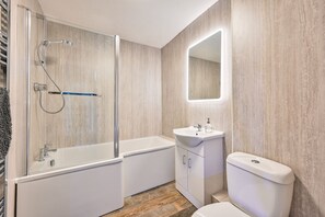 Bathroom - Huge converted mill, dog-friendly with two hot tubs - sleeps 16 (Newquay)