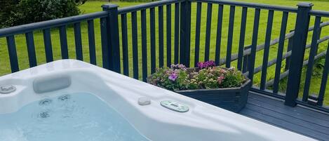 Bañera de hidromasaje al aire libre