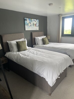 2 chambres, fer et planche à repasser, accès Internet, draps fournis