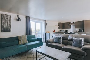 Smart-TV, Kamin, Tischfußball, Tischtennisplatte