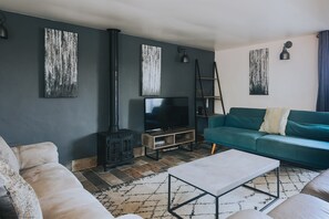 TV connectée, cheminée, baby-foot, table de tennis de table