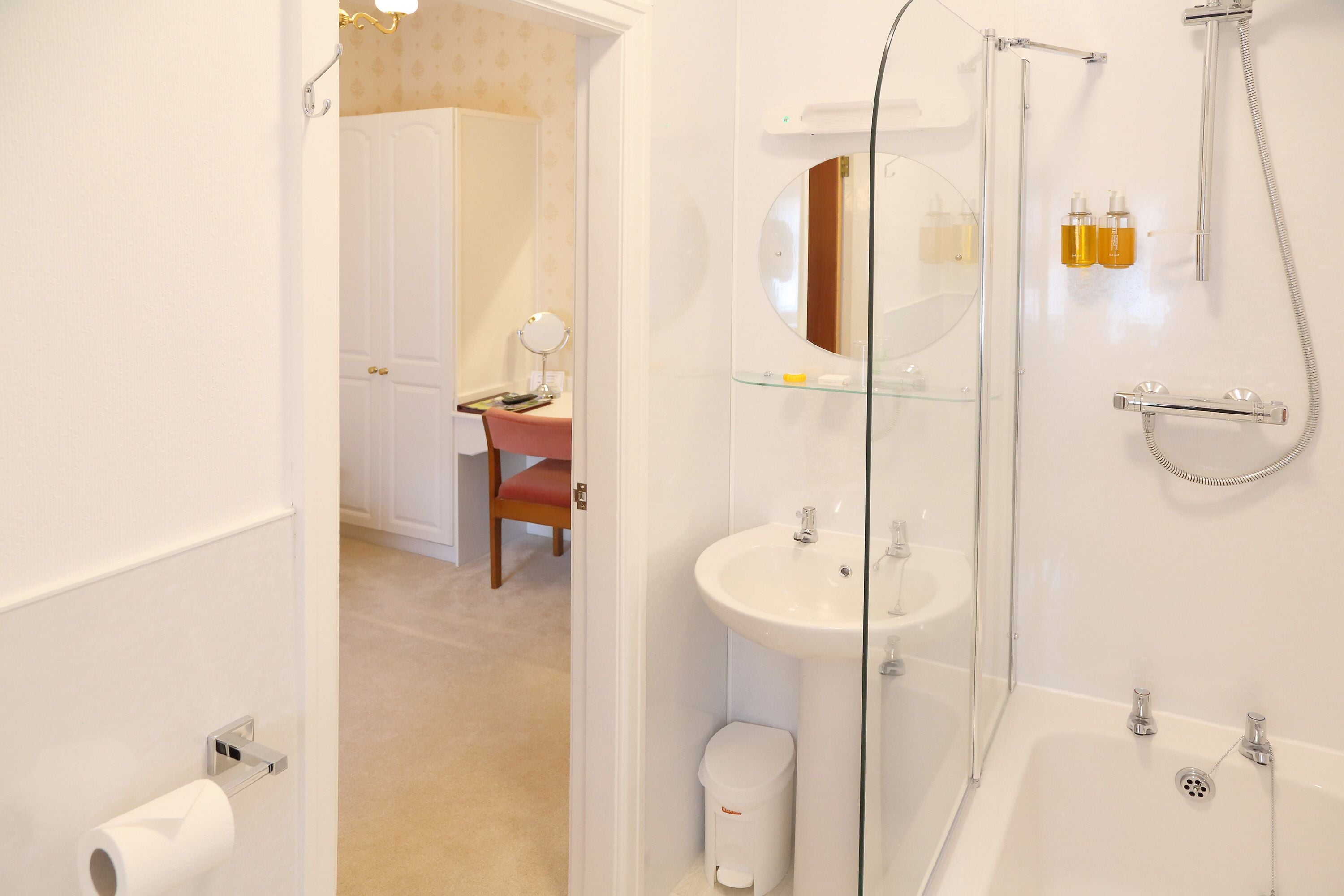 single room | bathroom | combined shower/bathtub, free toiletries, hair dryer, towels