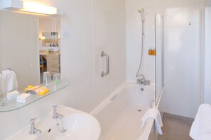 Deluxe Twin Room | Free WiFi, bed sheets - Saxonville Hotel (Whitby)