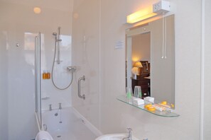 Habitación | Baño | Tina con regadera, amenidades de baño gratuitas, secadora de cabello 
