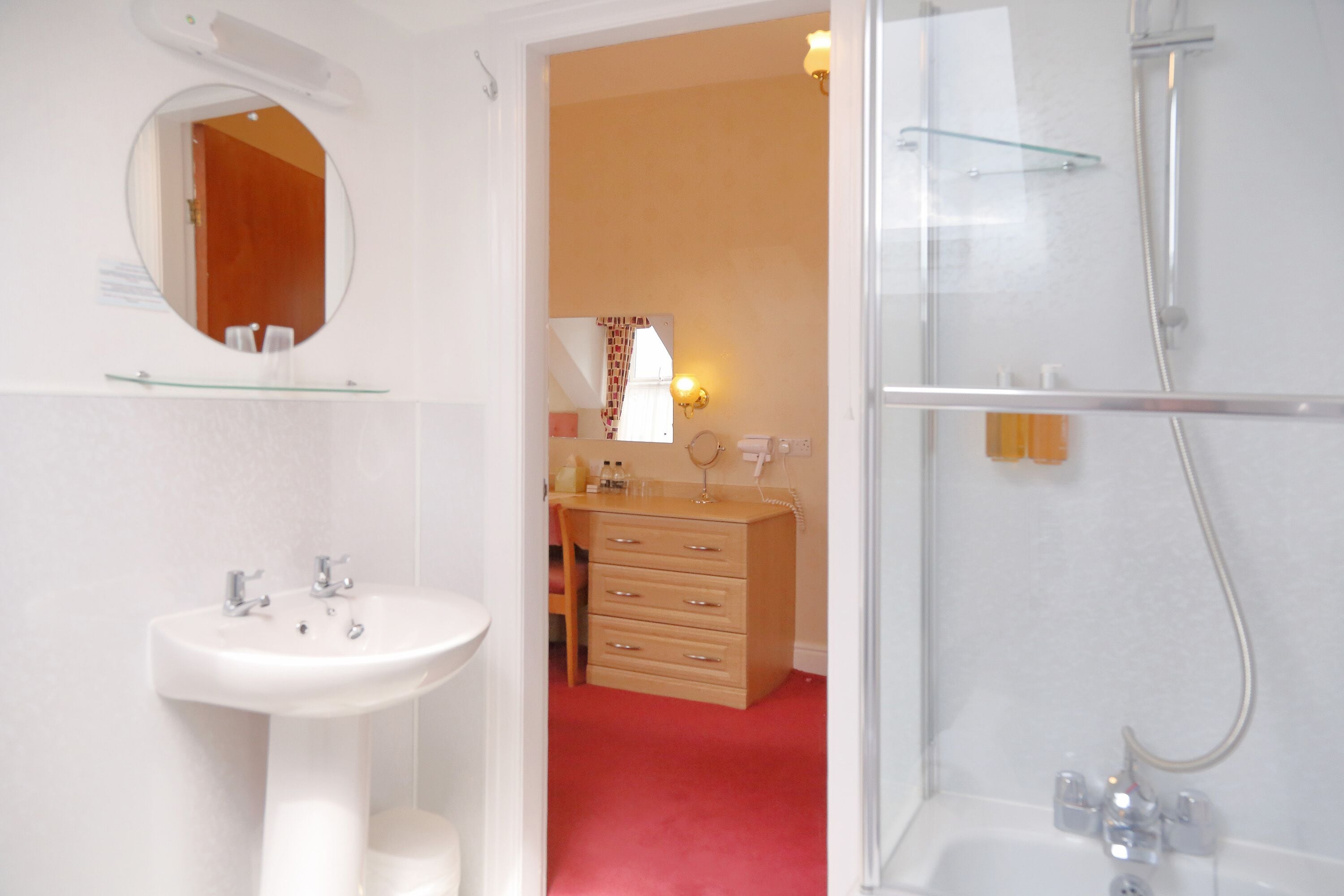 deluxe twin room | free wifi, bed sheets