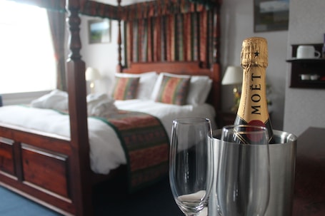 Double Room with Four Poster Bed. Saxonville Hotel