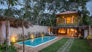 Outdoor pool, sun loungers - Pousada Casa das Janas (Porto Seguro)
