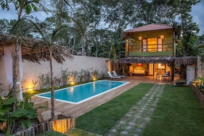 Piscina externa, espreguiçadeiras