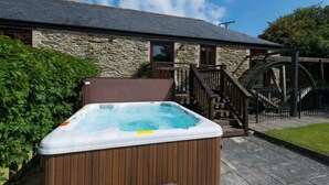 Terrace/patio - Converted Wheel House w/hot tub, dog-friendly - sleeps 8 (Newquay)