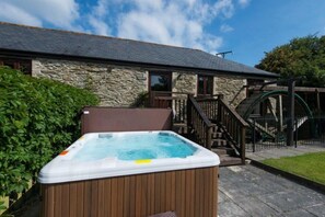 Terrace/patio - Converted Wheel House w/hot tub, dog-friendly - sleeps 8 (Newquay)