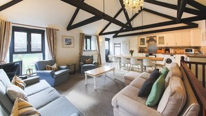 Smart TV, table football, ping pong - Converted Wheel House w/hot tub, dog-friendly - sleeps 8 (Newquay)