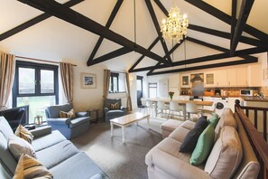 Smart TV, foosball, table tennis - Converted Wheel House w/hot tub, dog-friendly - sleeps 8 (Newquay)