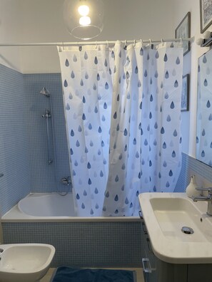 Combined shower/bathtub, hair dryer, bidet, towels - Casa Bice, an Amazing view of Vesuvius in the heart of Sorrento with Pool (Sorrento)