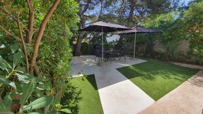 Outdoor dining - Apartment with Terrace andGrill in the Garden (Novalja)