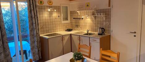 冷蔵庫、電子レンジ、コンロ、電気ポット