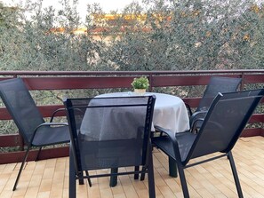 Outdoor dining - Apartment with Terrace andGrill in the Garden (Novalja)