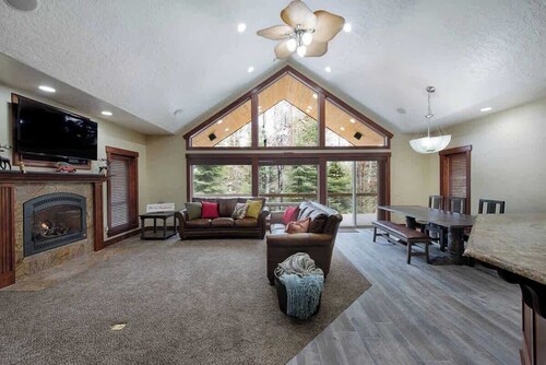 Magic McCall Cabin + Studio for Large Groups