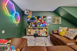 Téléviseur, foyer, jeux vidéo, table de baby-foot