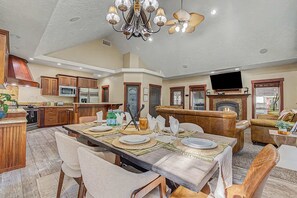 Dining - Magic Estate • Cabin + Suite • Hot Tub • Game Room (McCall)