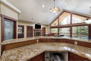 المنشأة من الداخل