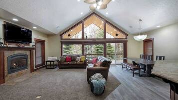 Een televisie, een open haard en videogames