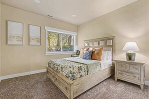 6 bedrooms, desk, iron/ironing board, travel cot