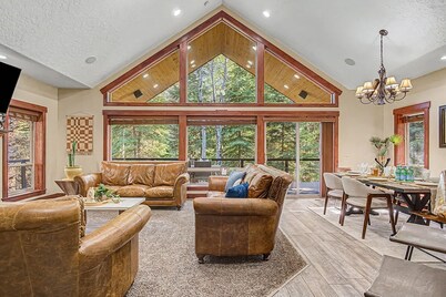 Magic Estate • Cabin + Suite • Hot Tub • Game Room