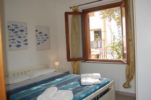 1 sovrum, strykjärn/strykbräda, resesäng och sängkläder