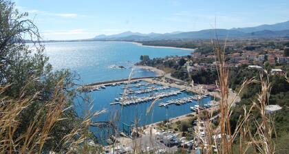 ideal location a stone's throw from the sea and a few minutes walk from the cent