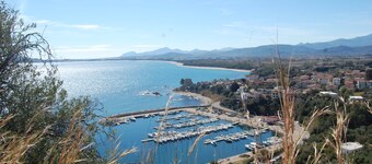 ideal location a stone's throw from the sea and a few minutes walk from the cent