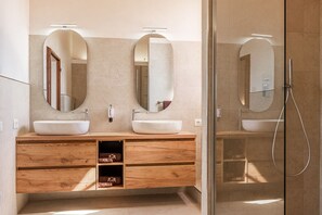 Kombination af bruser/badekar, boblebadekar, hårtørrer, bidet