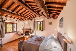 10 bedrooms, iron/ironing board, WiFi, bed sheets