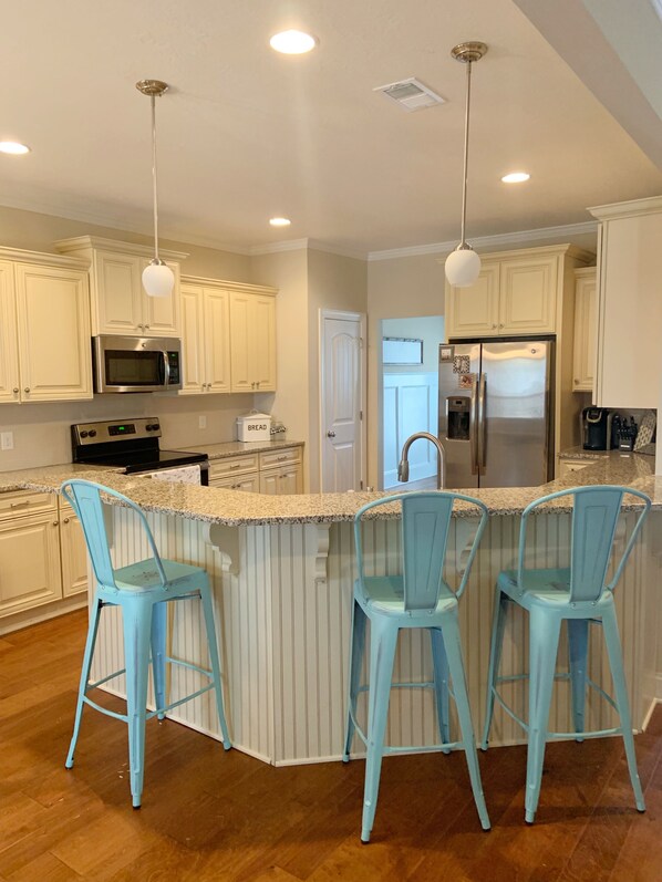 Kjøleskap, mikrobølgeovn, ovn og kokeplater