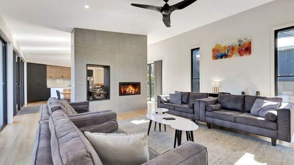 TV, fireplace