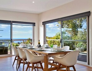 Dining - Pambula Beach Seaview ~ stunning ocean views +12:00 pm check-out (Pambula Beach)