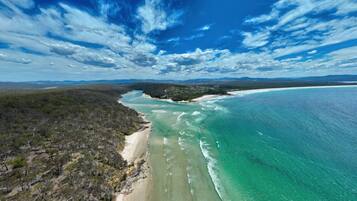 Ranta lähistöllä, aurinkotuoleja