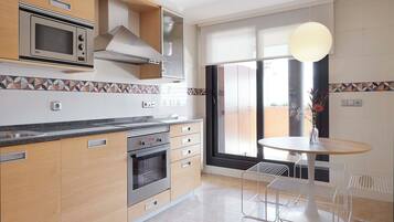 Frigorífico, microondas, horno y lavavajillas