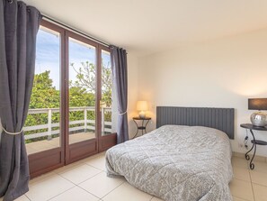2 bedrooms, travel cot, WiFi, bed sheets
