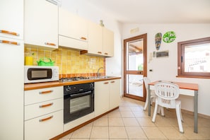 Frigorifero, microonde, forno, piano cottura